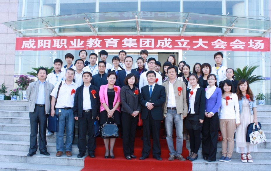 公司领导与校企合作单位领导合影