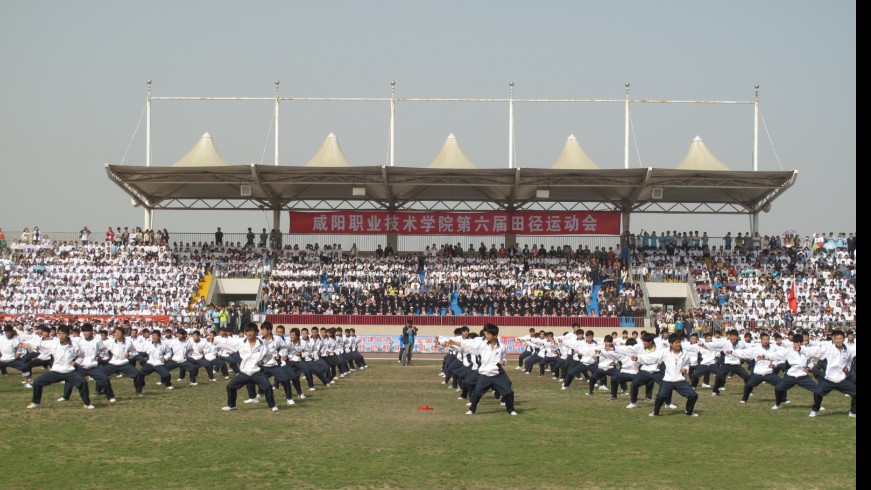 公司学子在公司运动会上做精彩表演