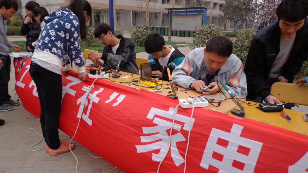 “天工社”同学义务为师生维修家电