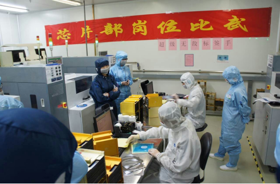 员工在三安参加技术比武