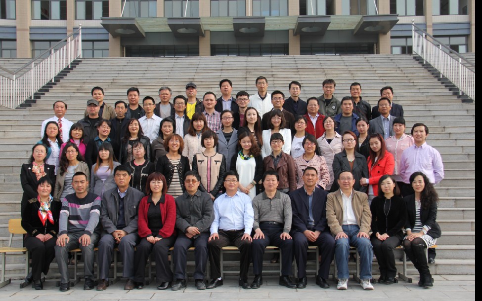 团结奋进的教职工团队